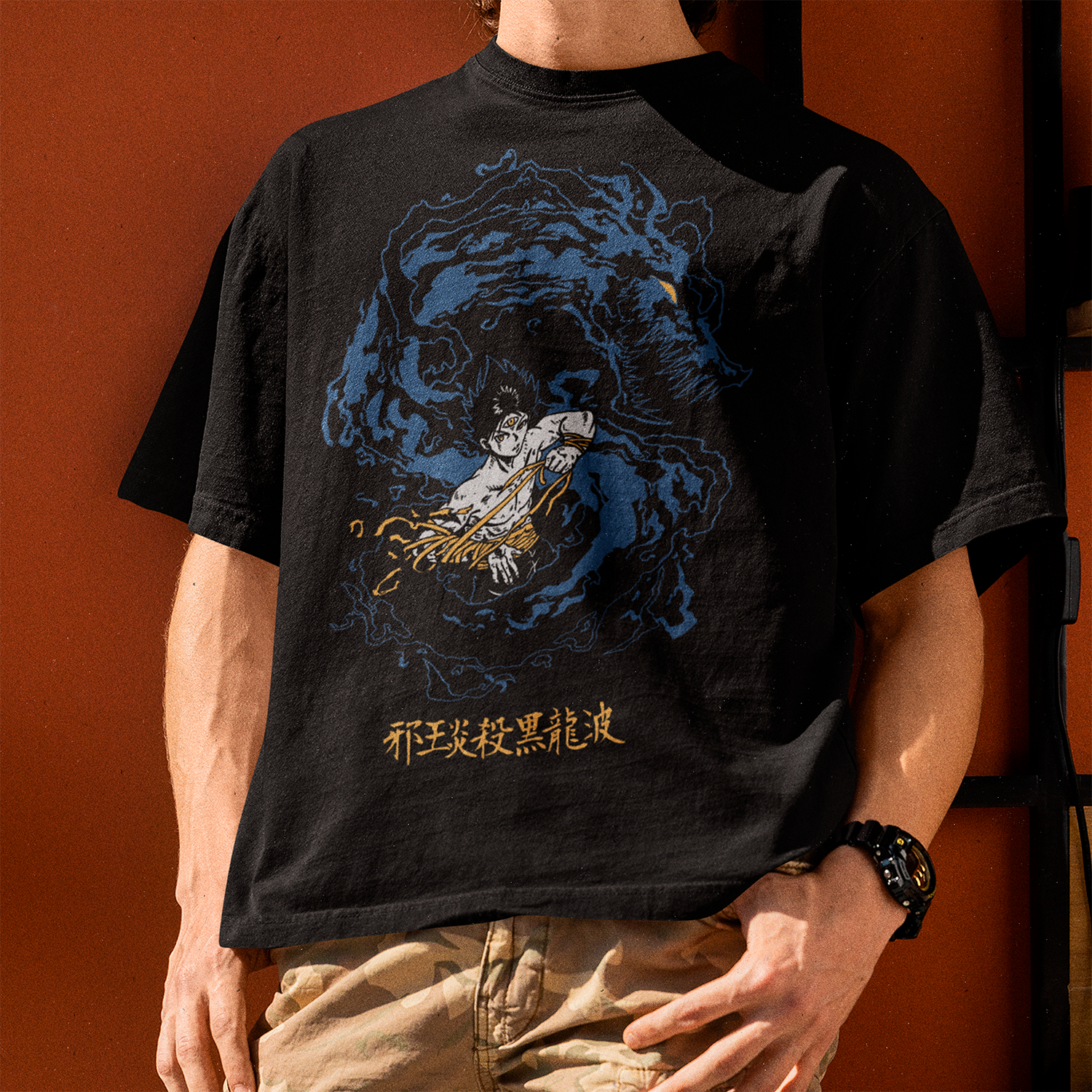Modelo usando polera negra hiei yu yu hakusho