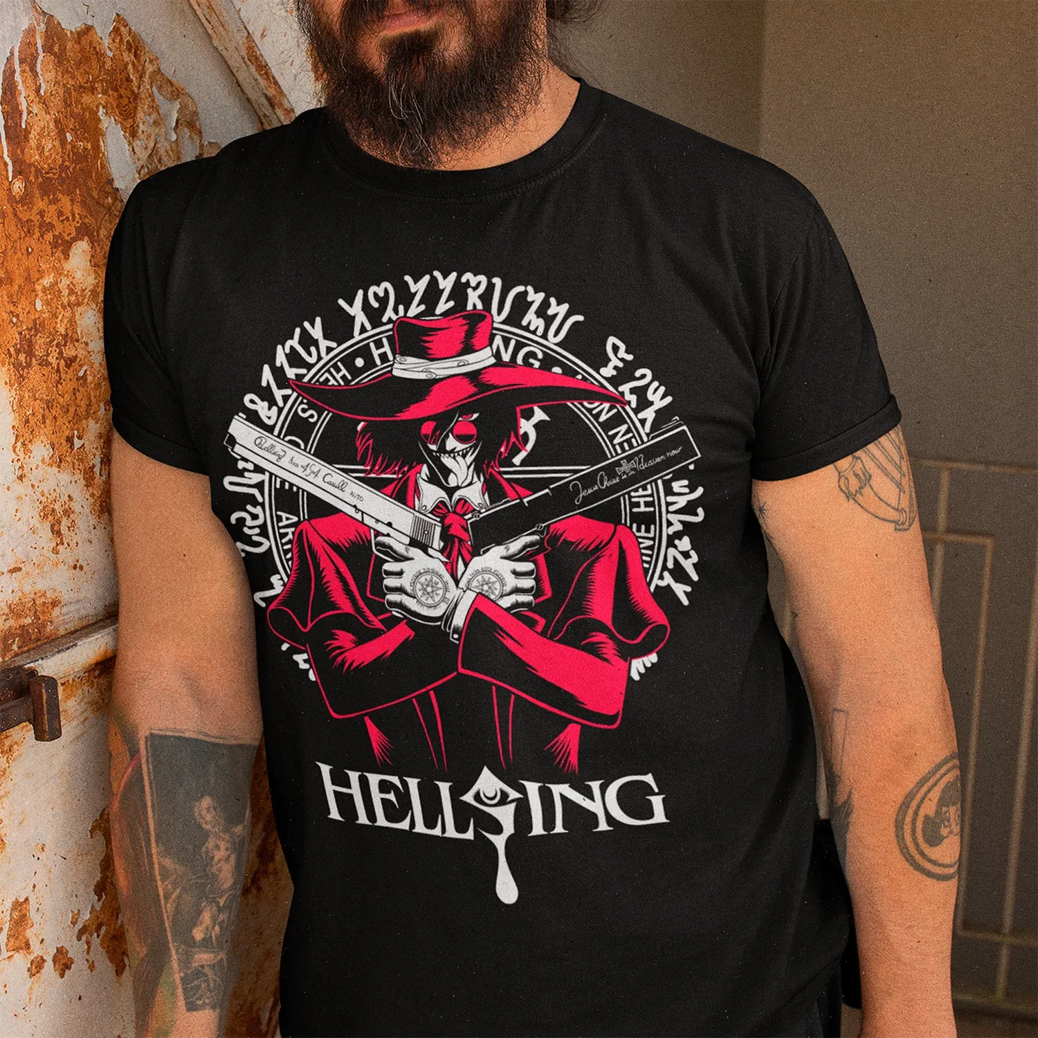 hombre con barba usando polera negra con diseno de hellsing