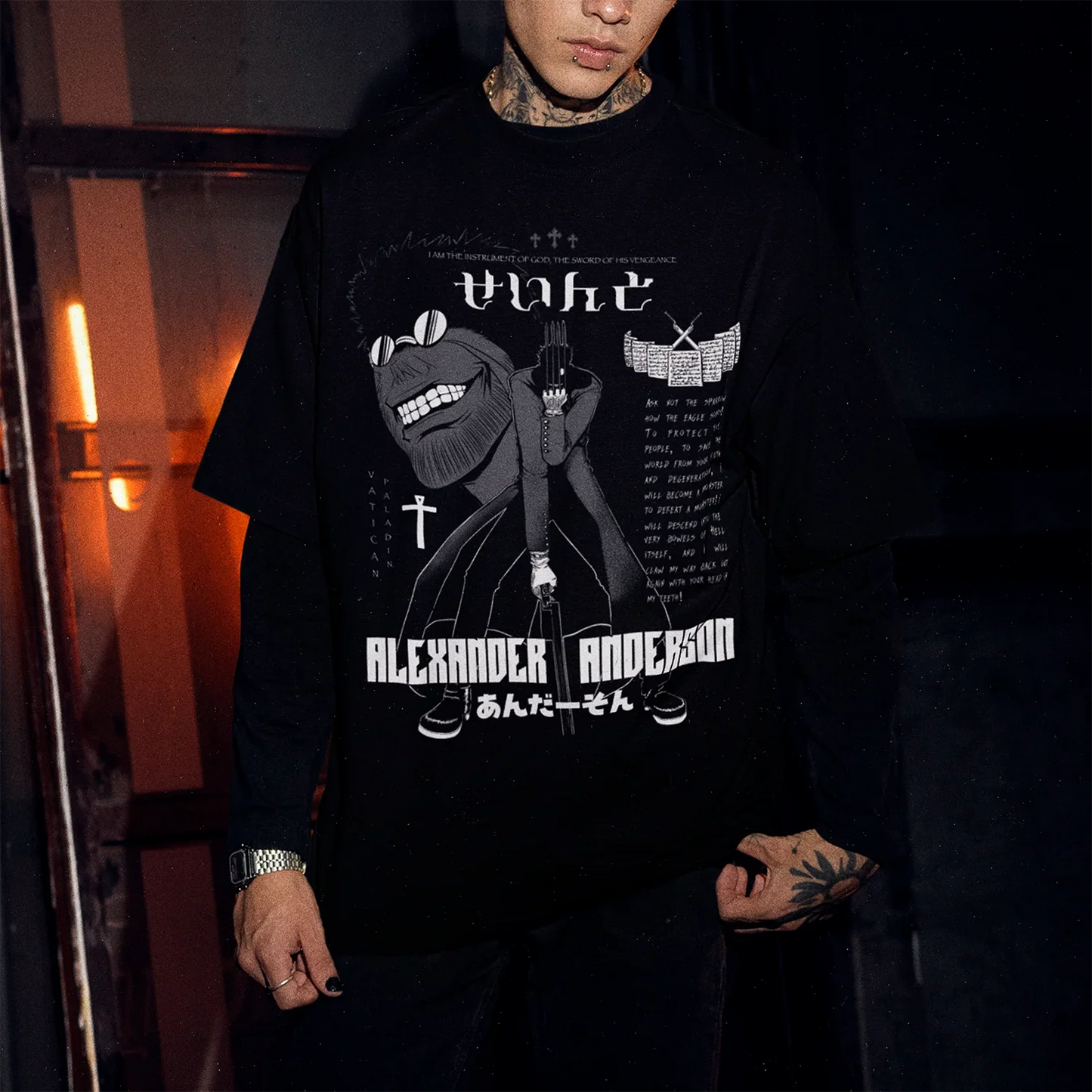 hombre joven con piercing y tatuajes usando Polera negra con diseno de Alexander Anderson