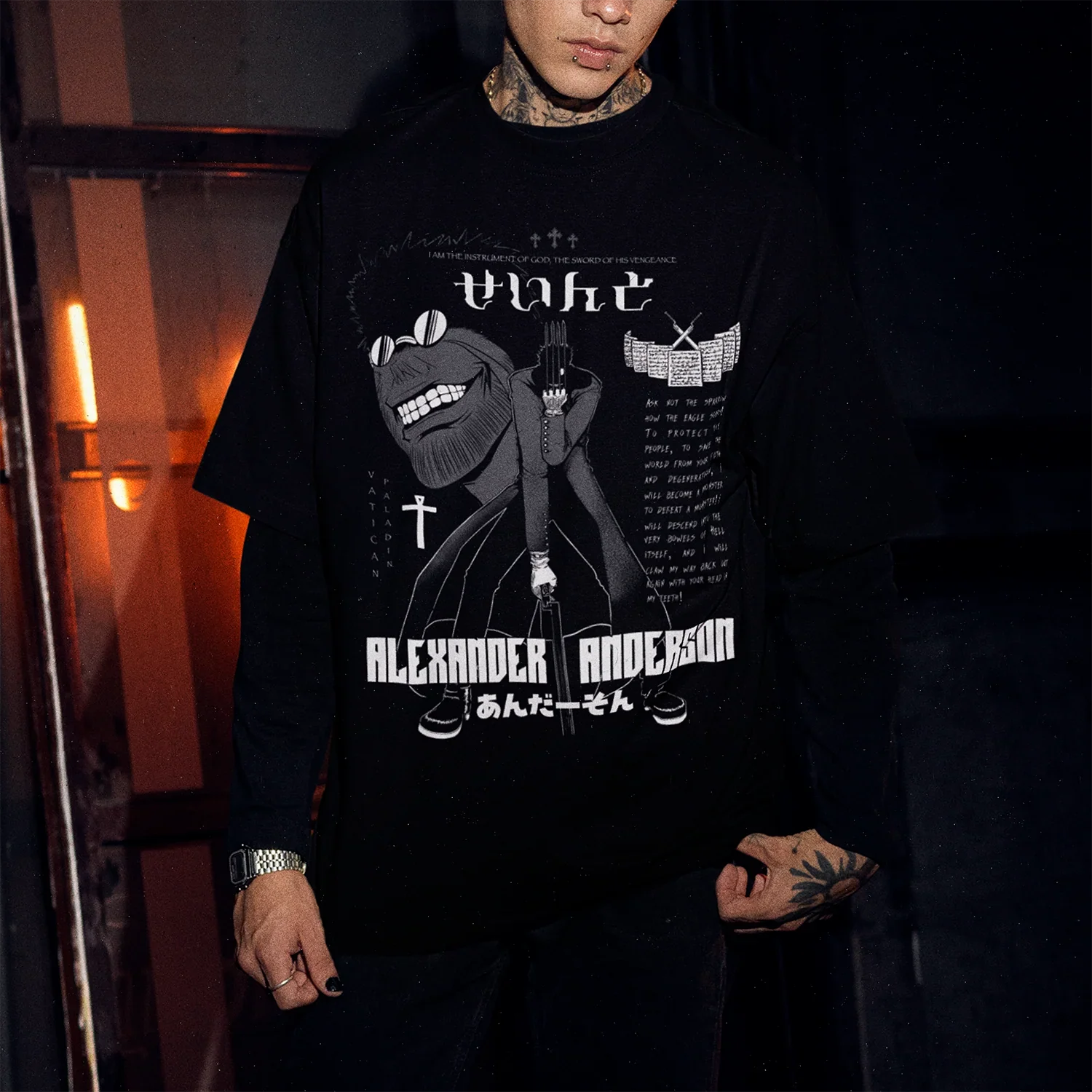 hombre joven con piercing y tatuajes usando Polera negra con diseno de Alexander Anderson