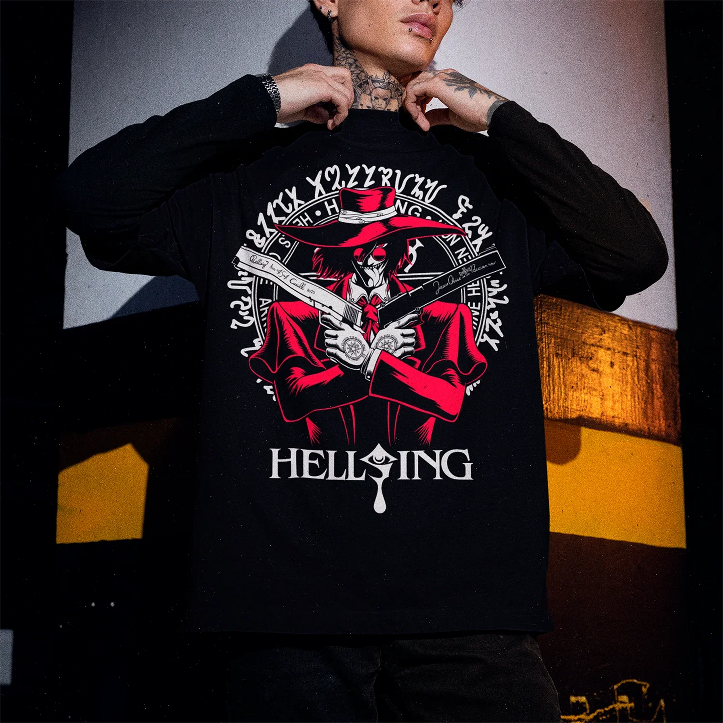 hombre joven usando polera negra con diseno de hellsing