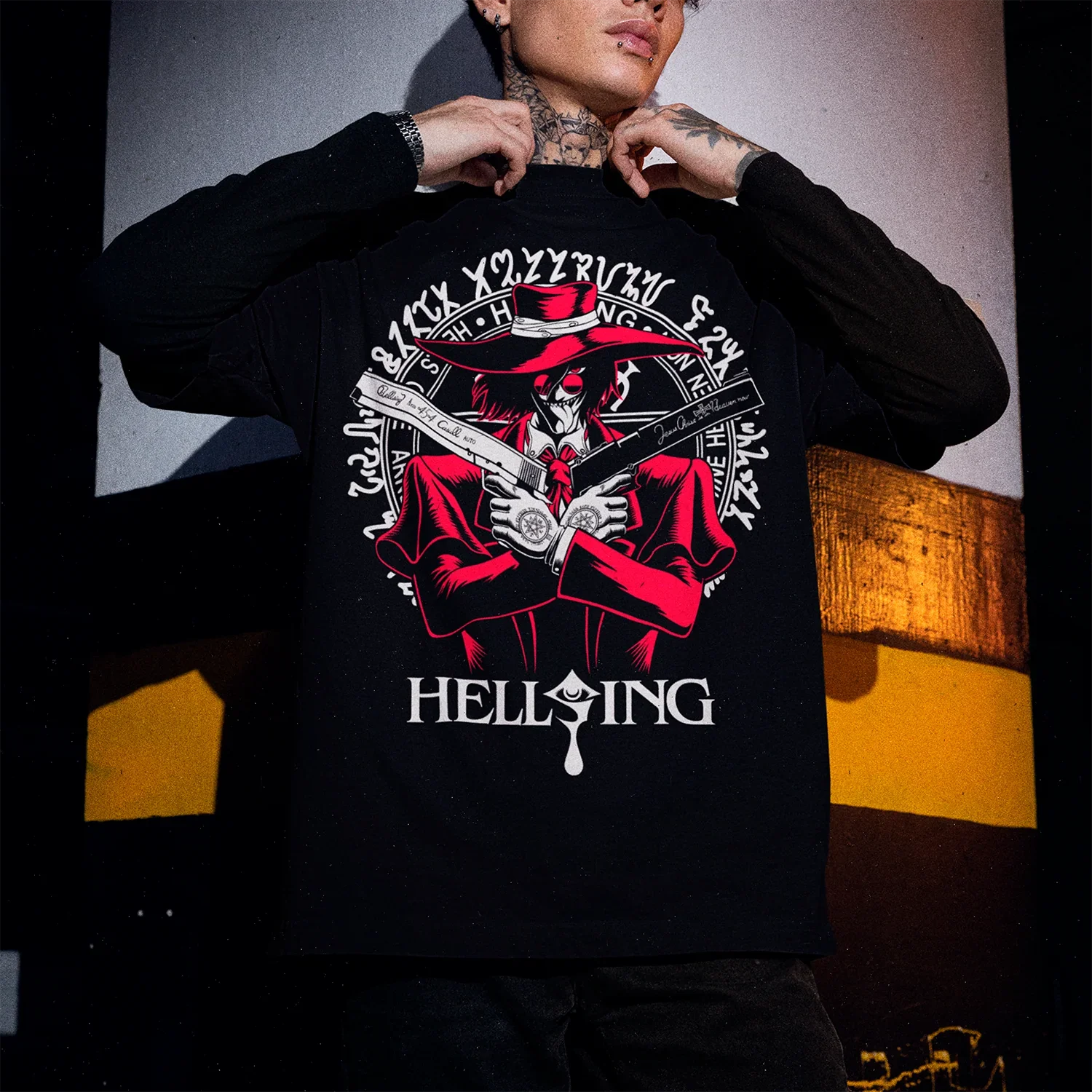hombre joven usando polera negra con diseno de hellsing