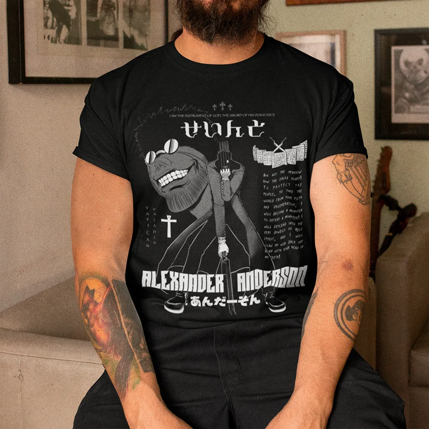 hombre usando Polera negra con diseno de Alexander Anderson