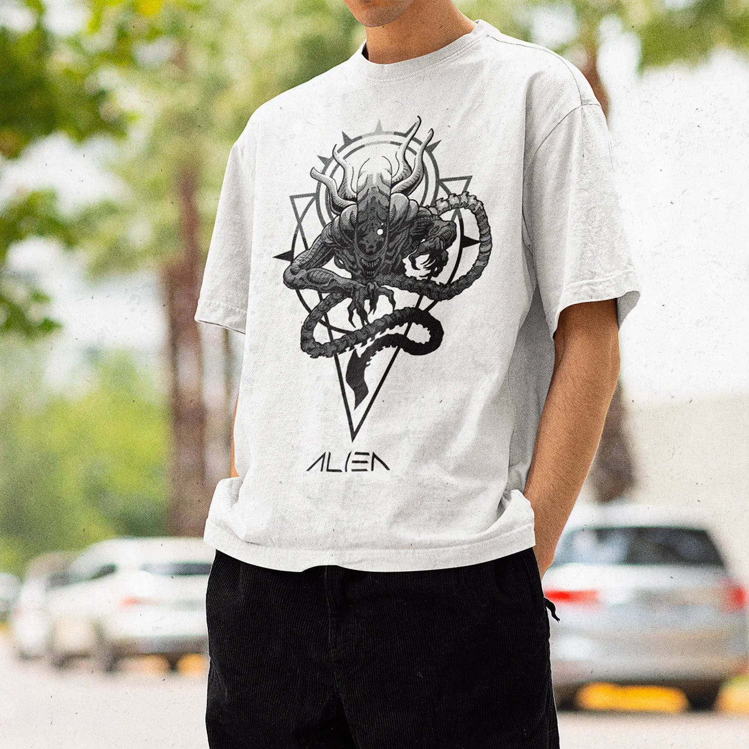 hombre usando polera blanca con diseno de alien