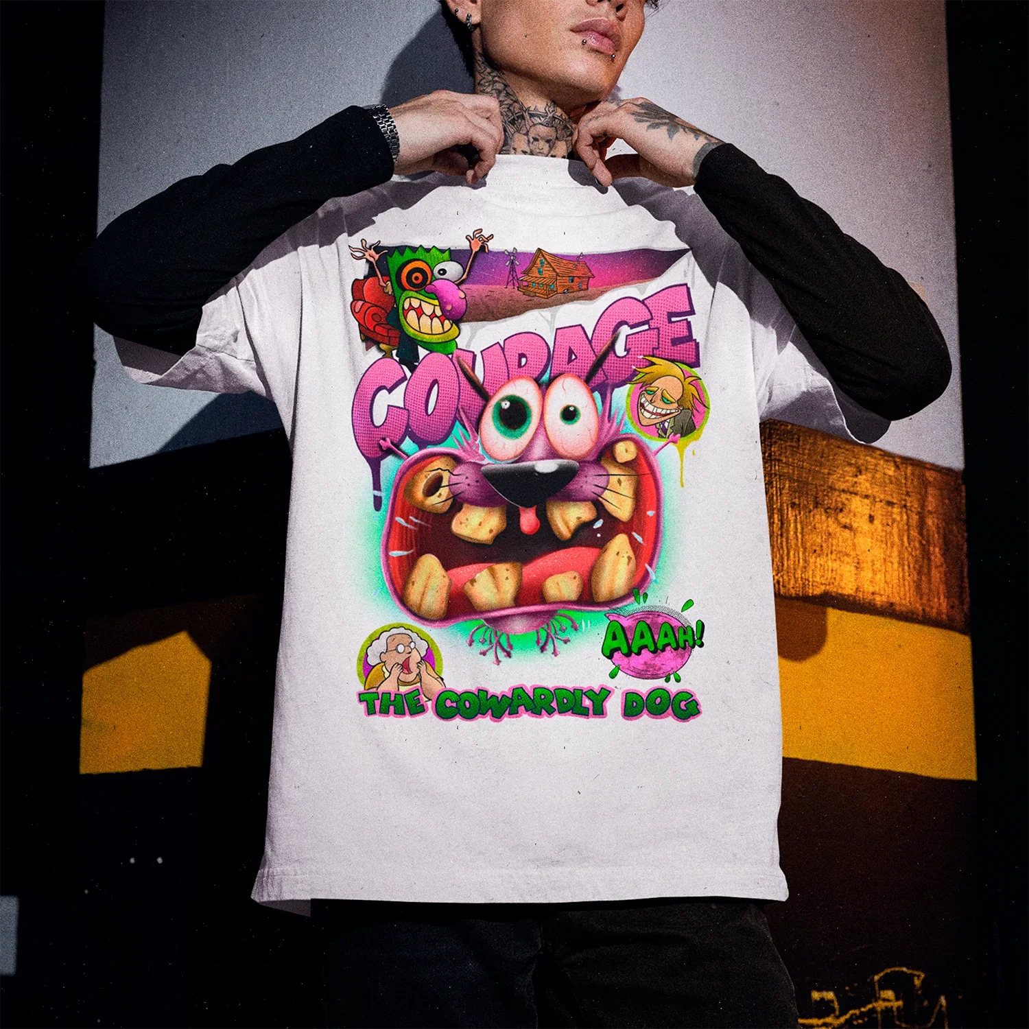 hombre usando polera blanca con diseno de coraje el perro cobarde