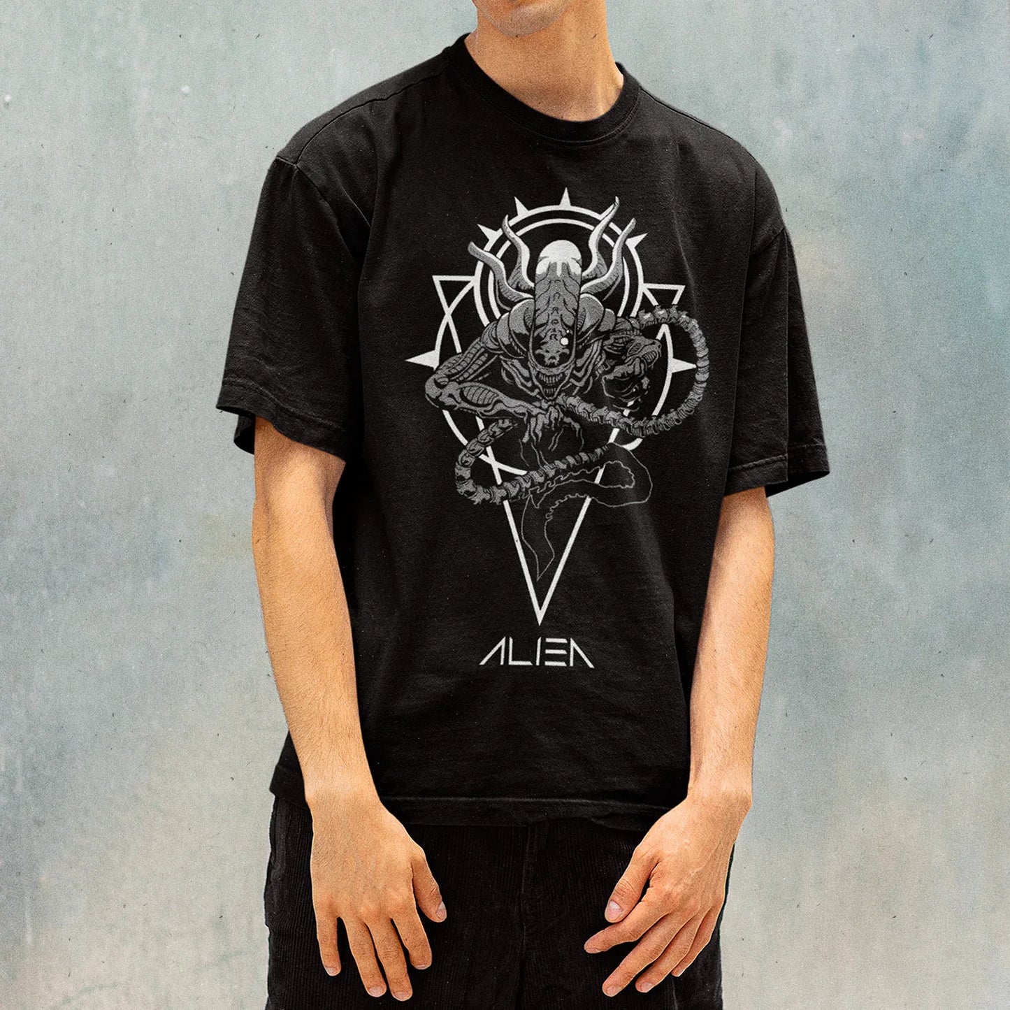 hombre usando polera negra con diseno de alien