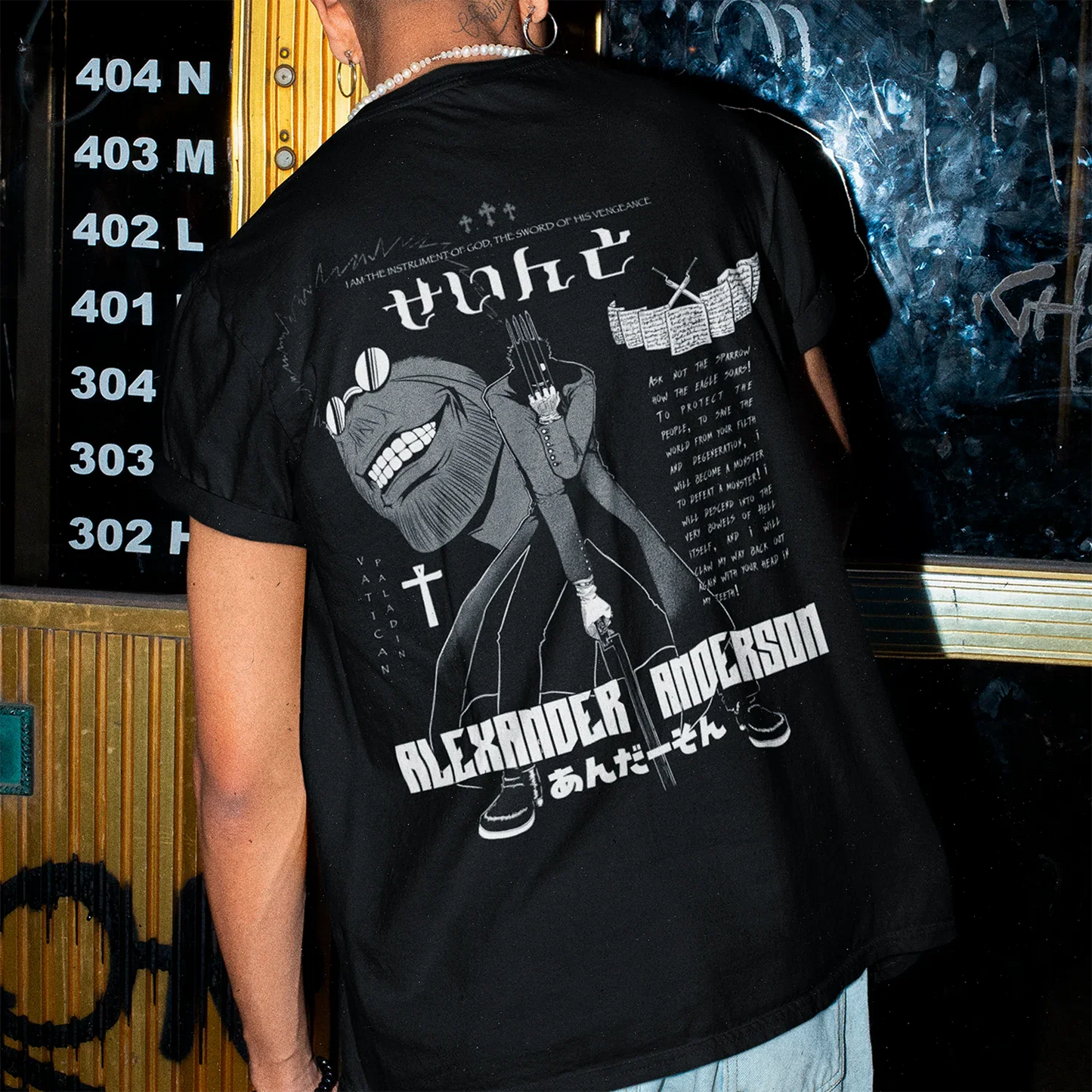 hombre usando polera negra con estampado en espalda de alexander anderson hellsing