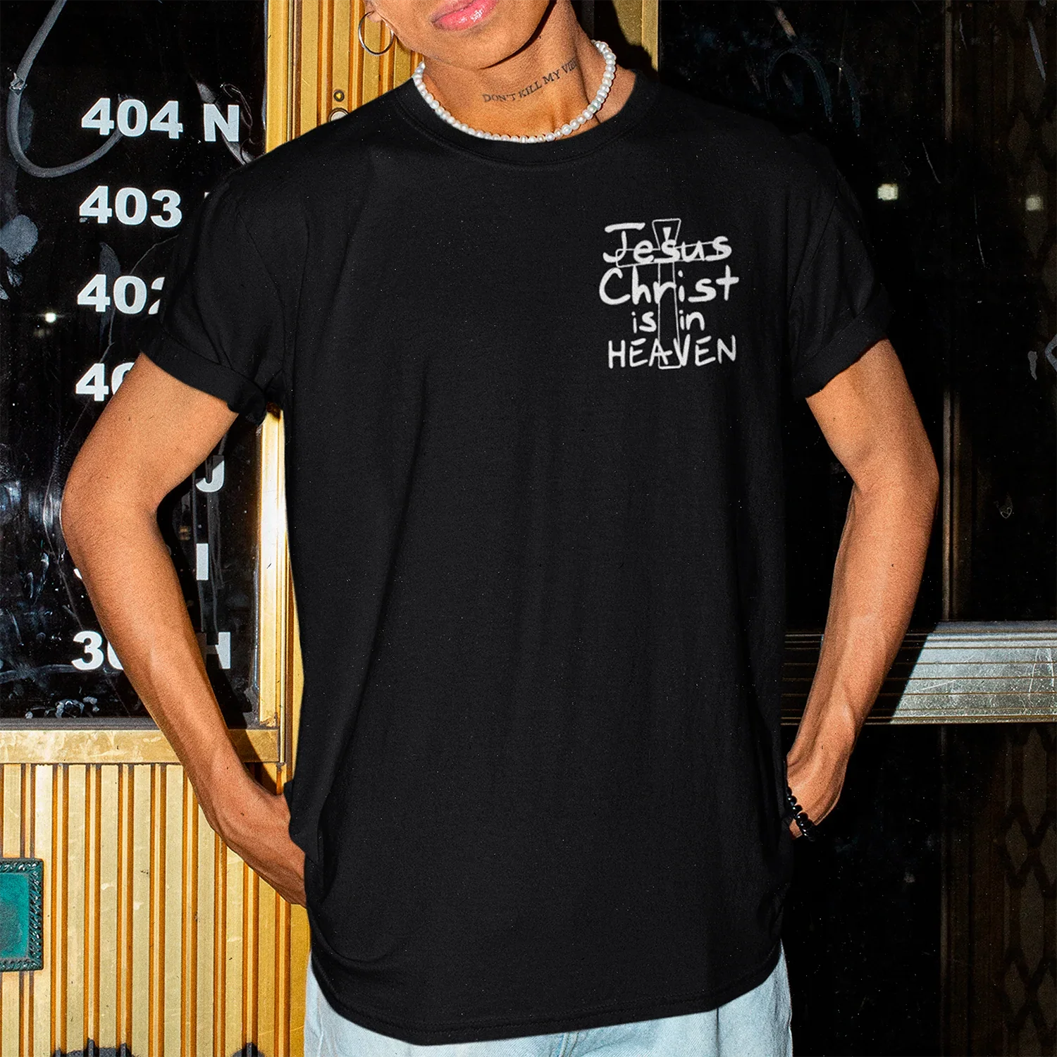 hombre usando polera negra con estampado frontal de alexander anderson hellsing