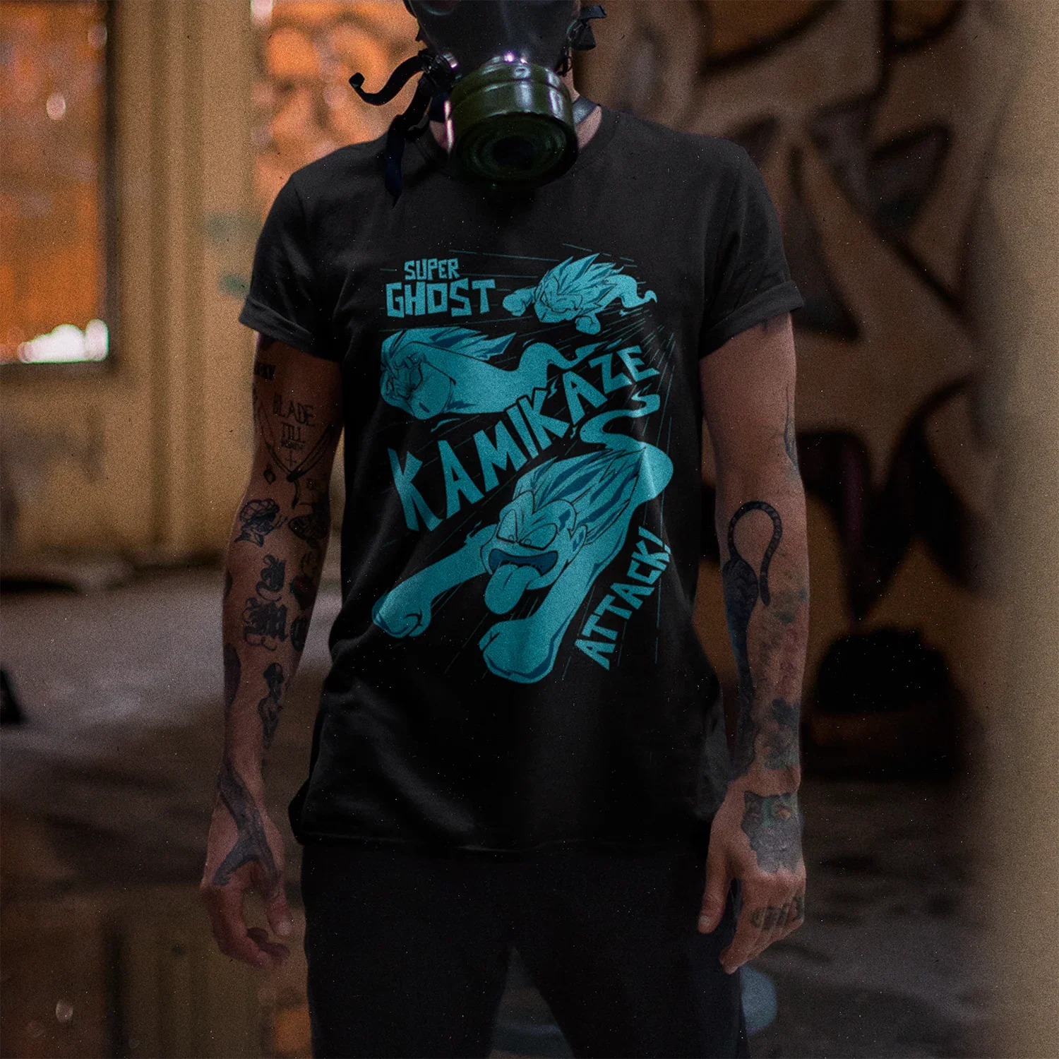 hombre usando polera negra dragon ball con diseno de gotenks tipo fantasma