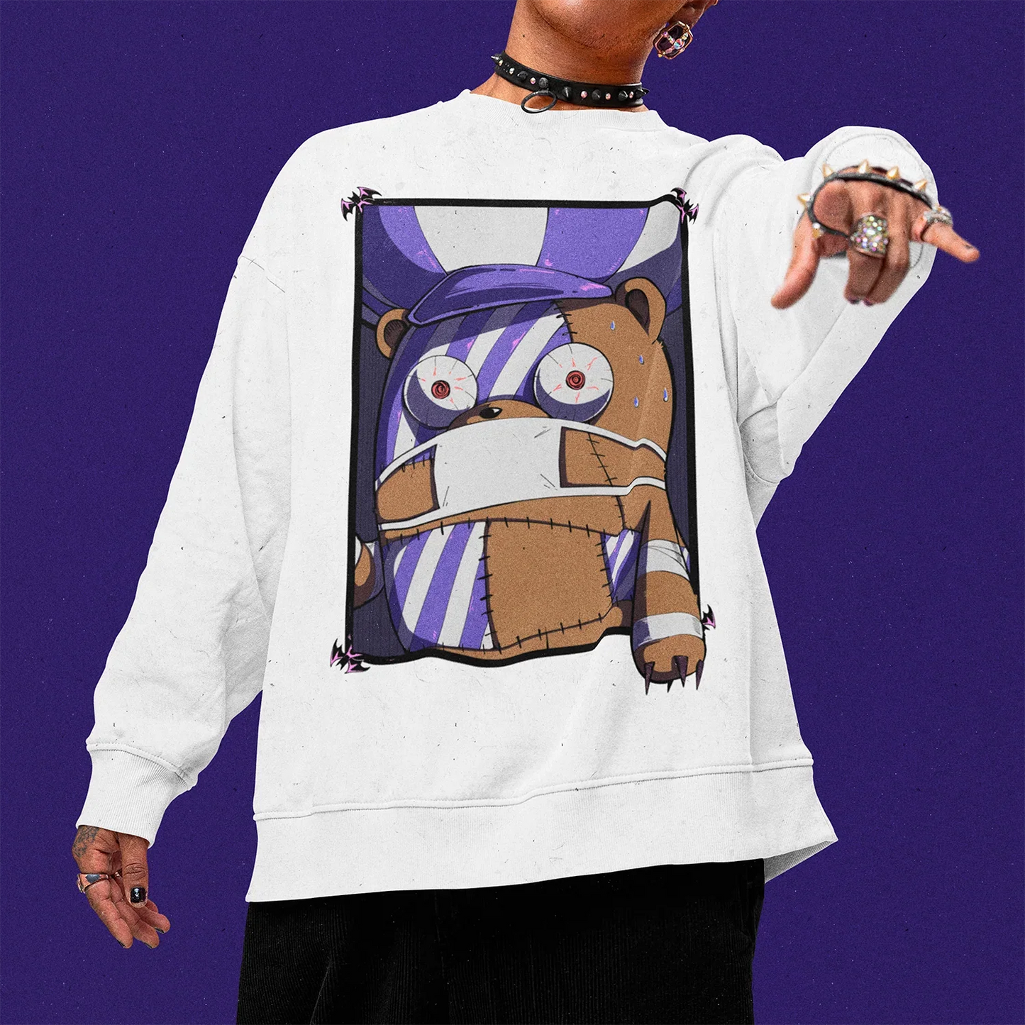 Hombre usando Poleron blanco con ilustracion de Kumachi de One Piece