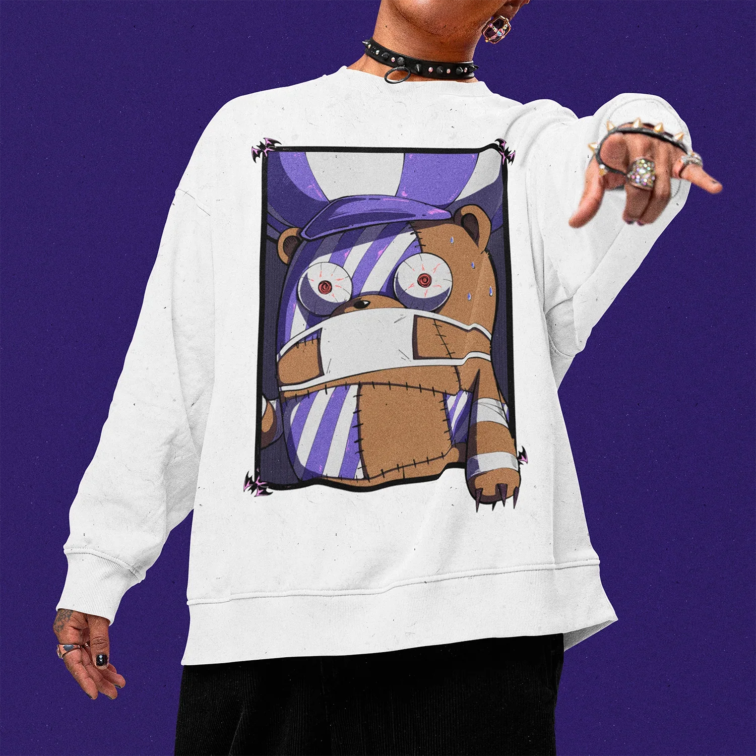 Hombre usando Poleron blanco con ilustracion de Kumachi de One Piece