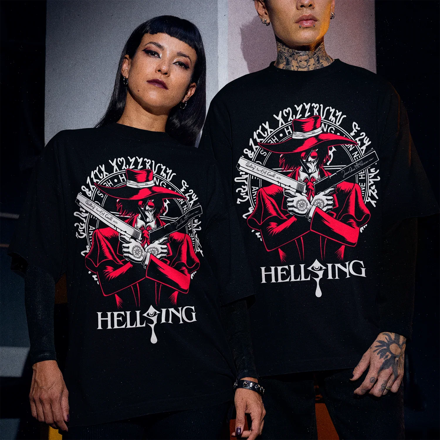 hombre y mujer usando polera negra con diseno de hellsing