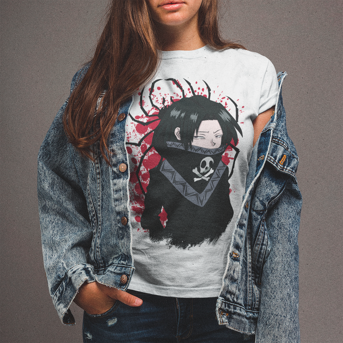 Mujer usando polera blanca de Feitan, Tropa Fantasma, diseño anime exclusivo