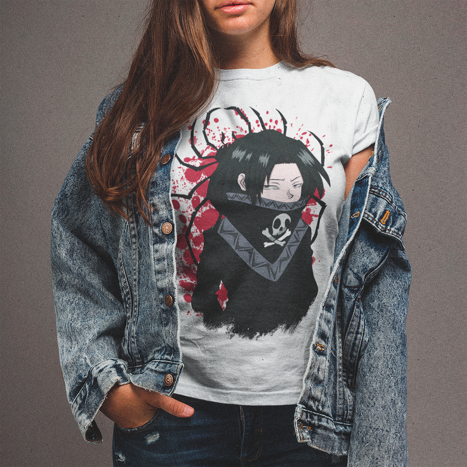 Mujer usando polera blanca de Feitan, Tropa Fantasma, diseño anime exclusivo