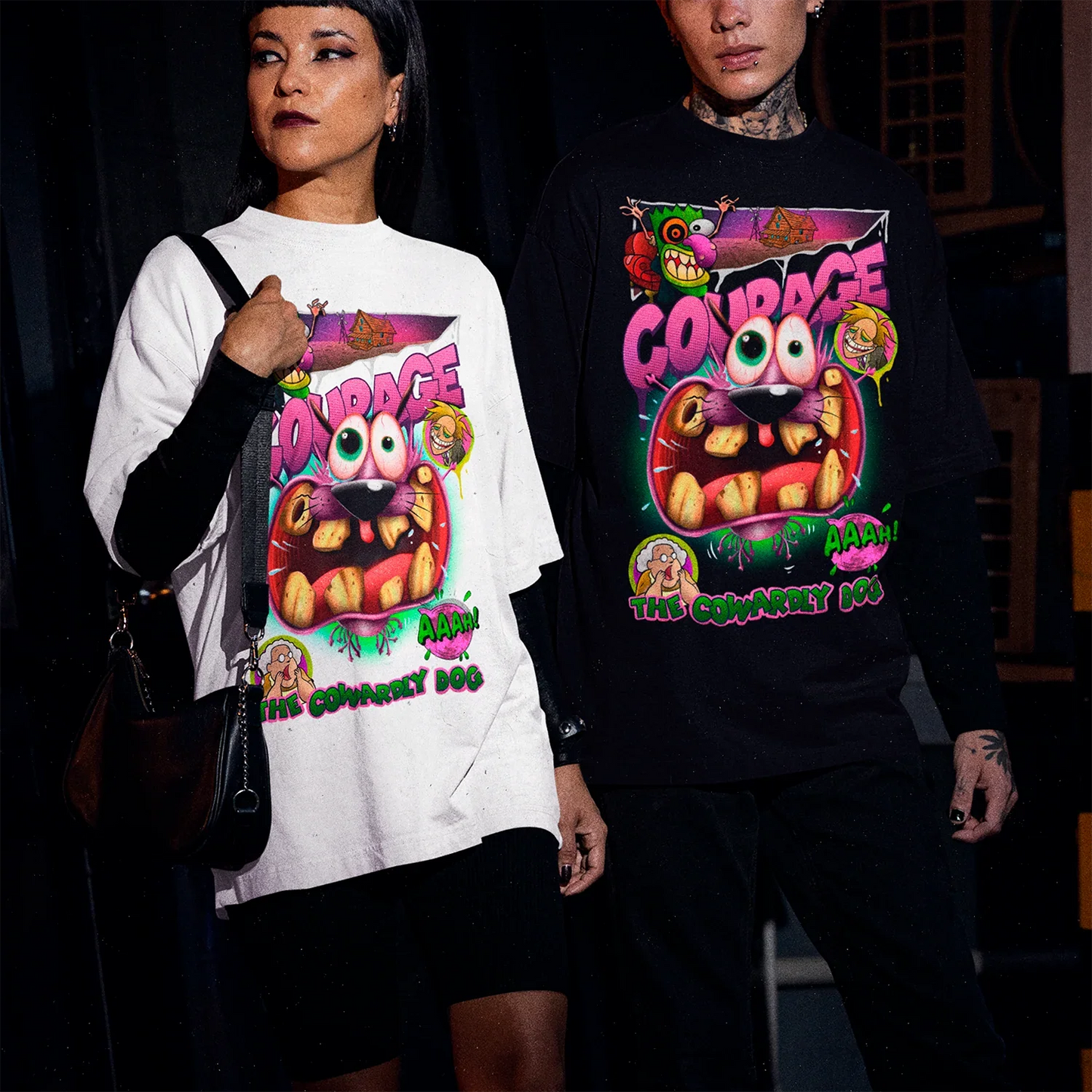 mujer con polera blanca y hombre usando polera negra con diseno de coraje el perro cobarde