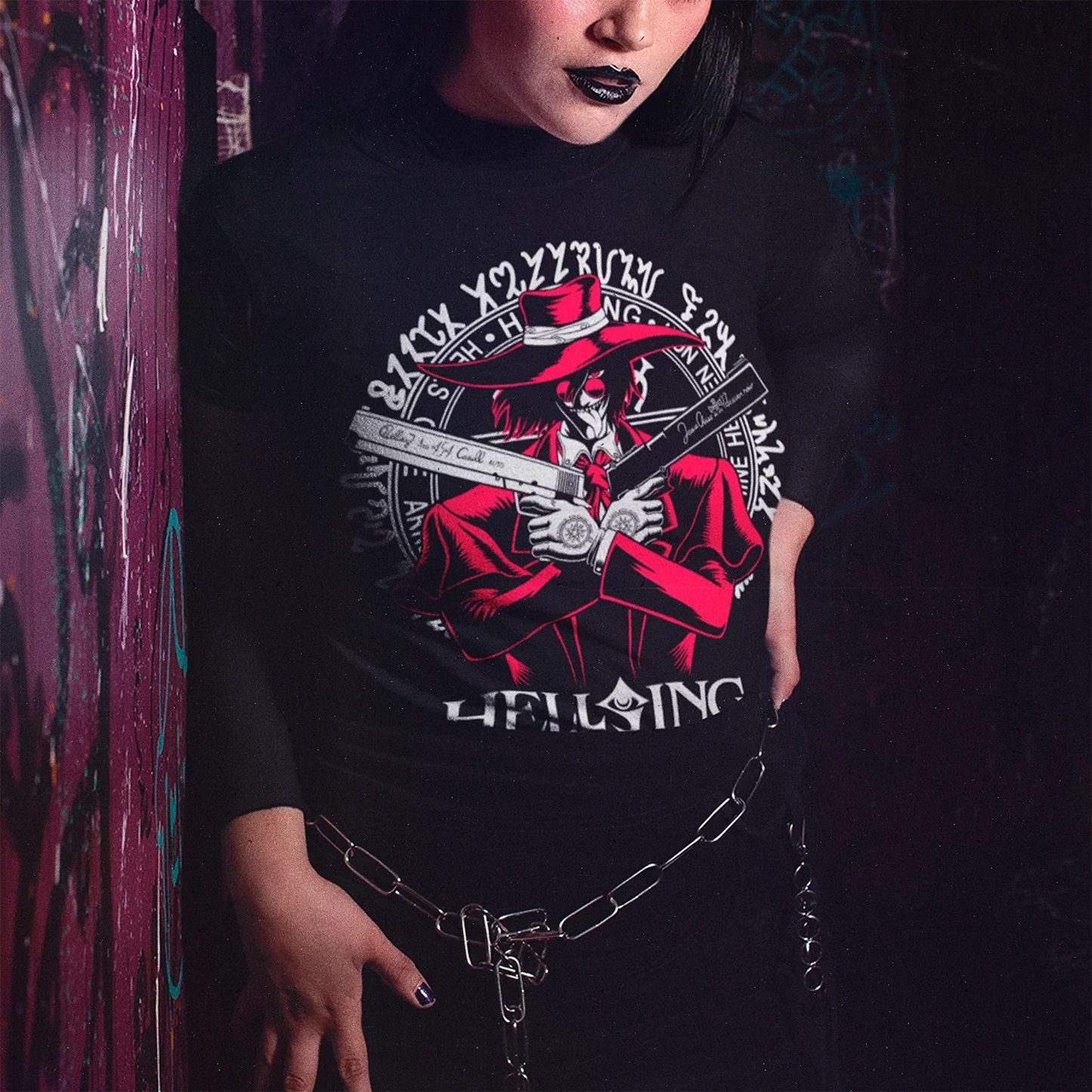 mujer joven usando polera negra con diseno de hellsing en halloween