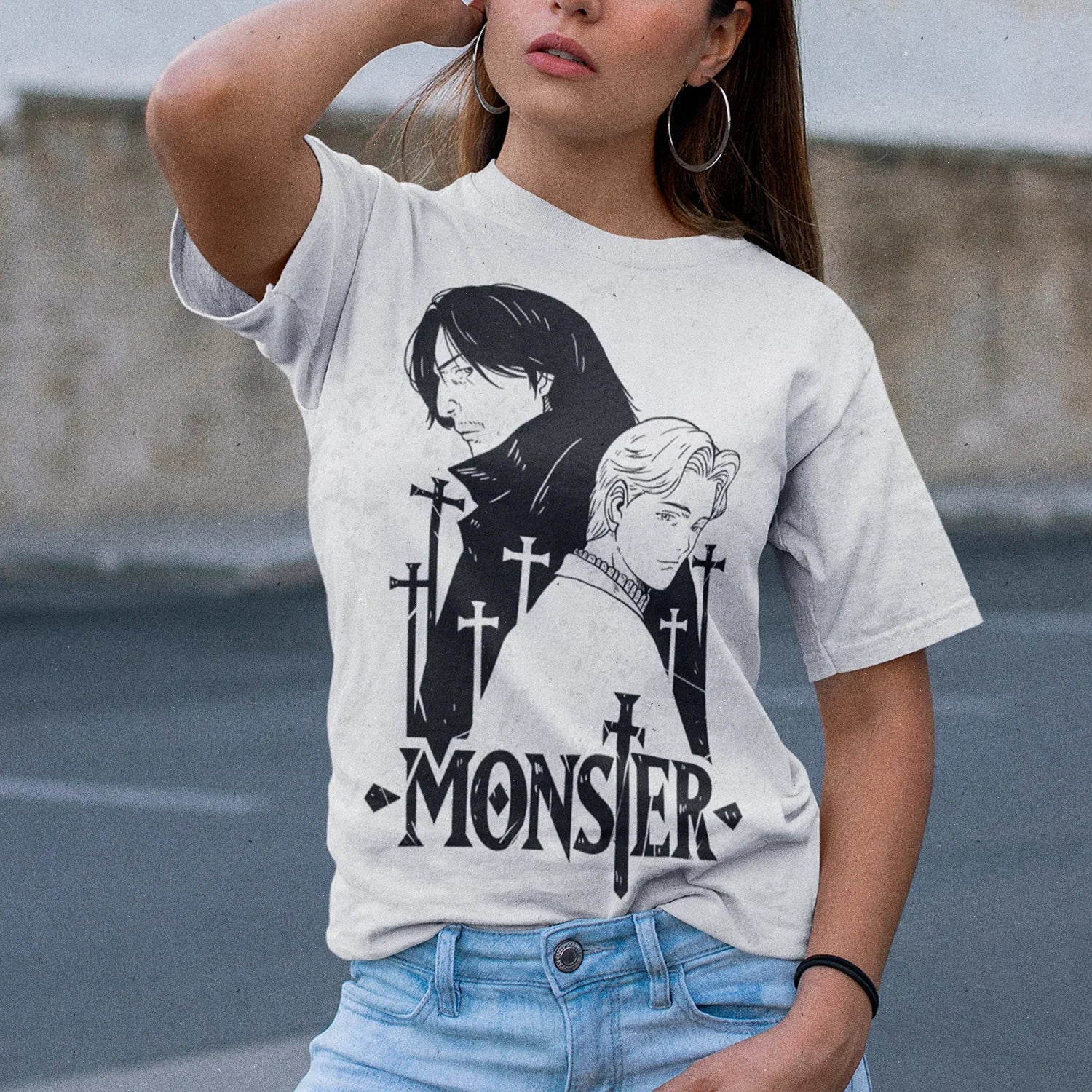 mujer usando polera blanca anime monster