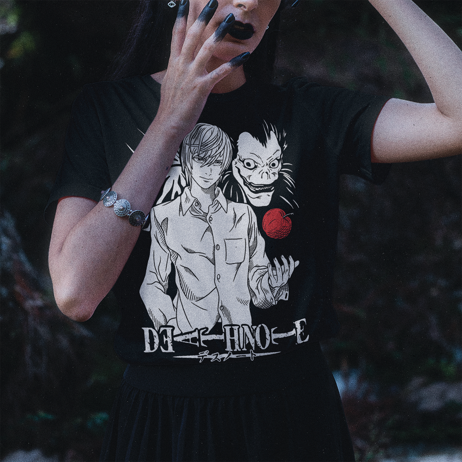 Mujer usando polera Death Note con diseño de Light y Ryuk, anime japonés