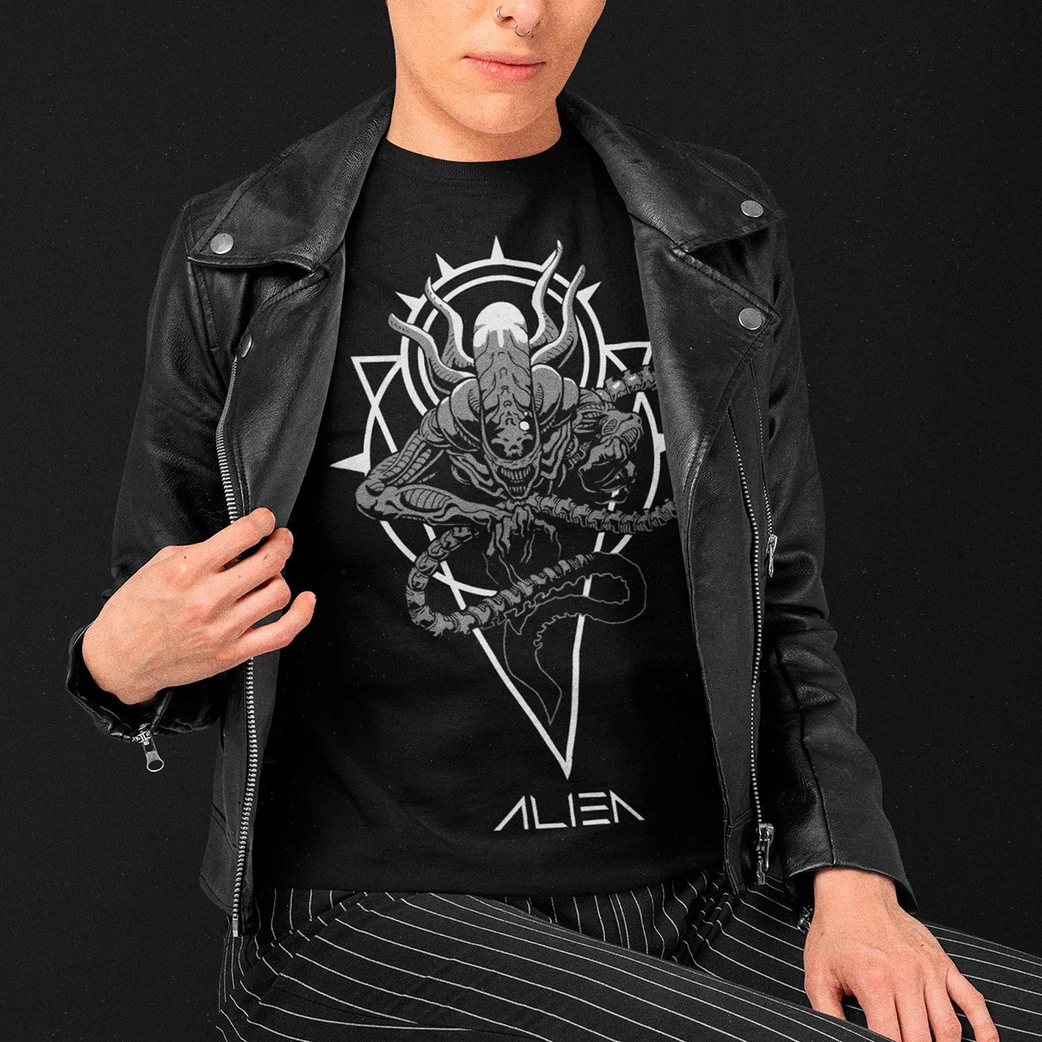 mujer usando polera negra con diseno de alien