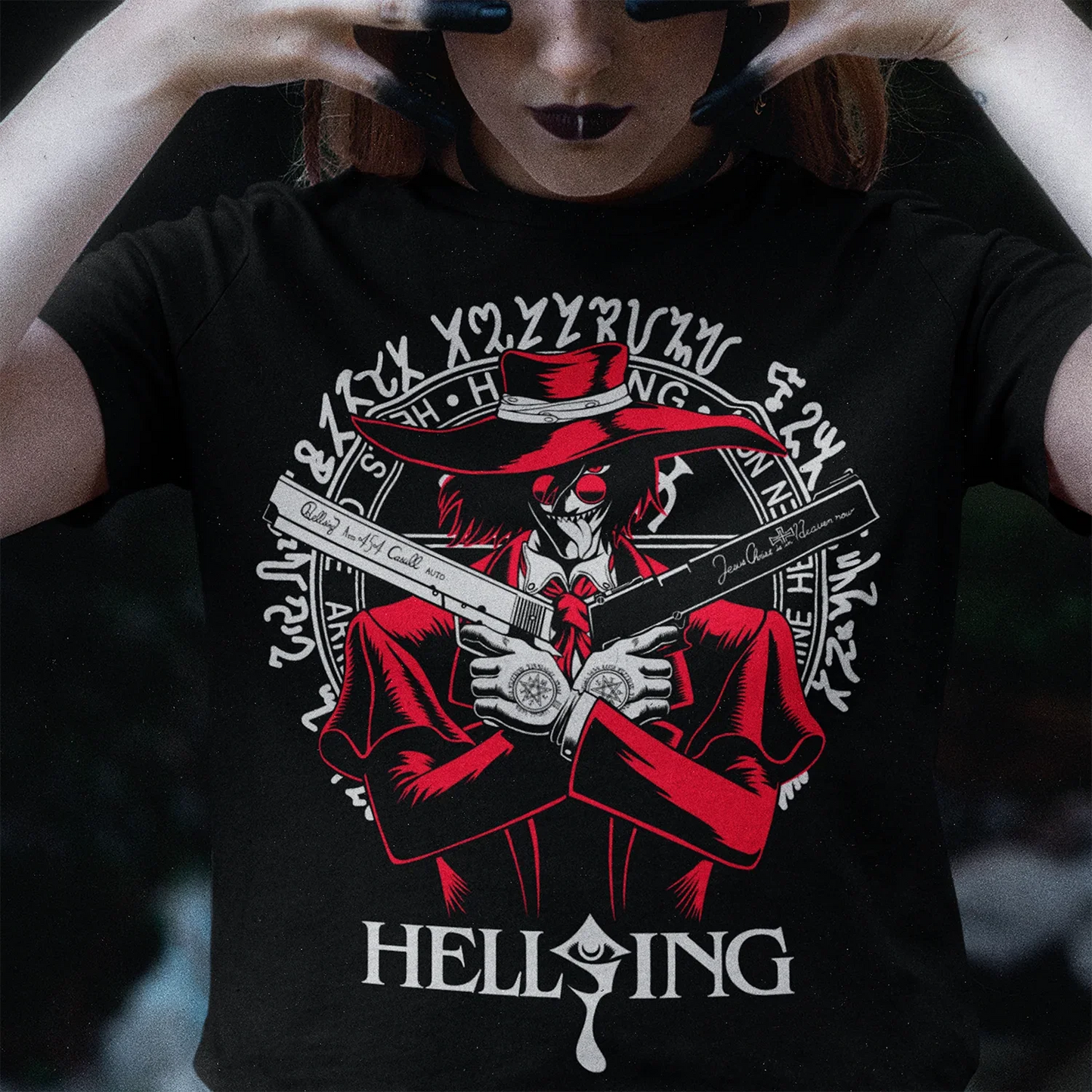 mujer usando polera negra con diseno de hellsing