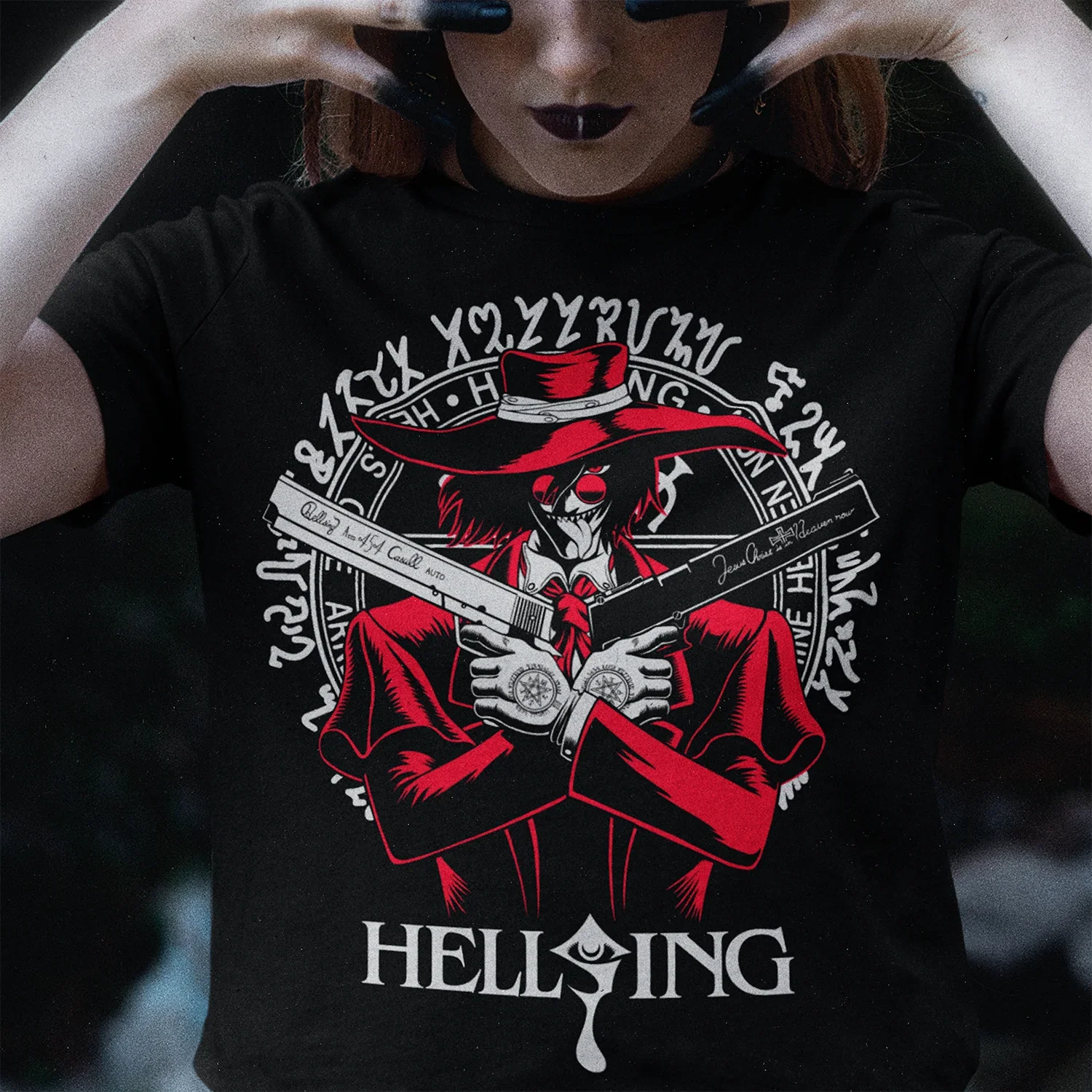 mujer usando polera negra con diseno de hellsing