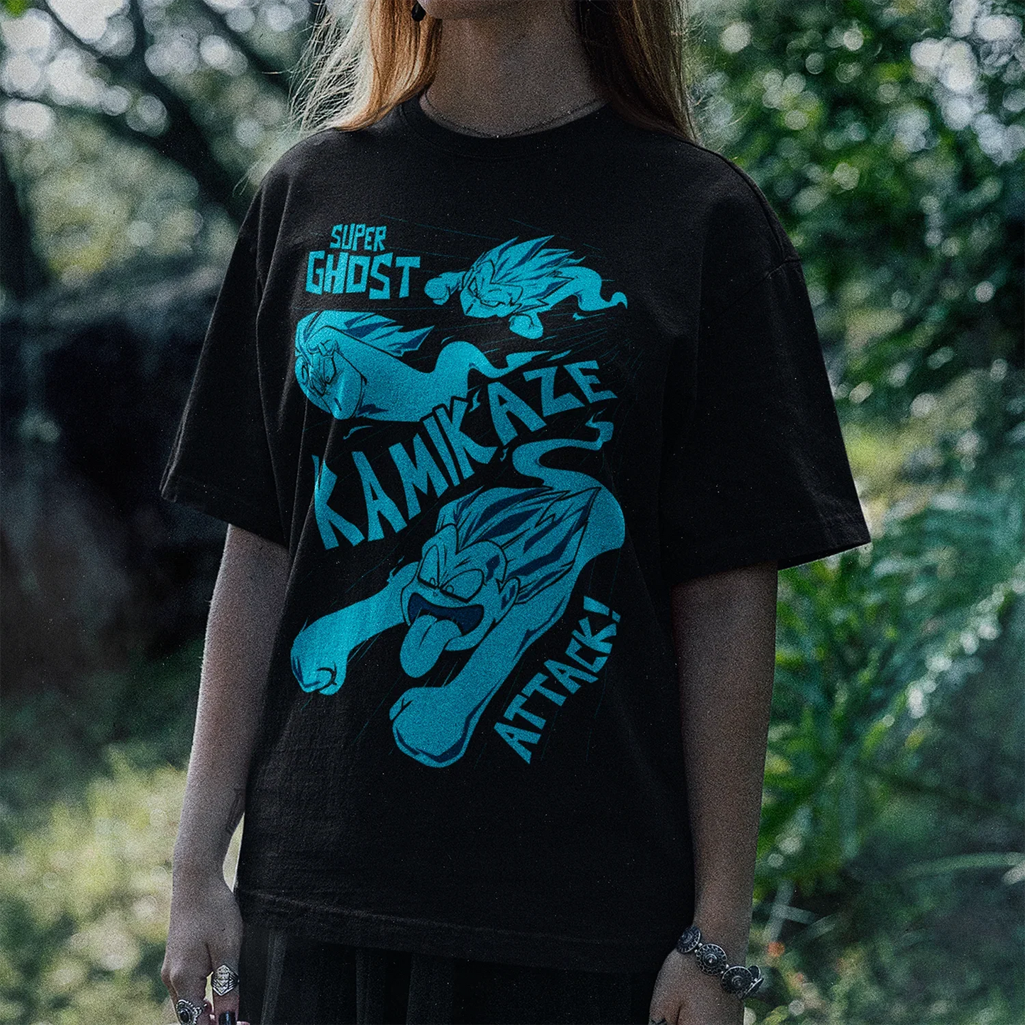 mujer usando polera negra dragon ball con gotenks fantasmas