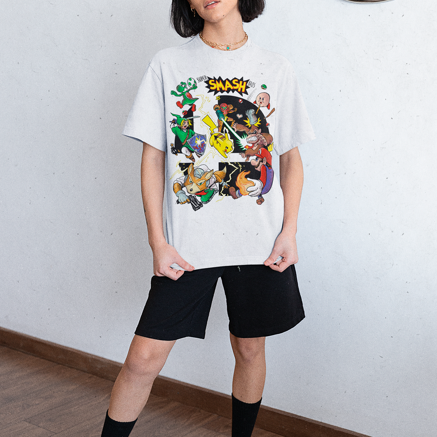 Mujer usando Polera Super Smash Bros. N64
