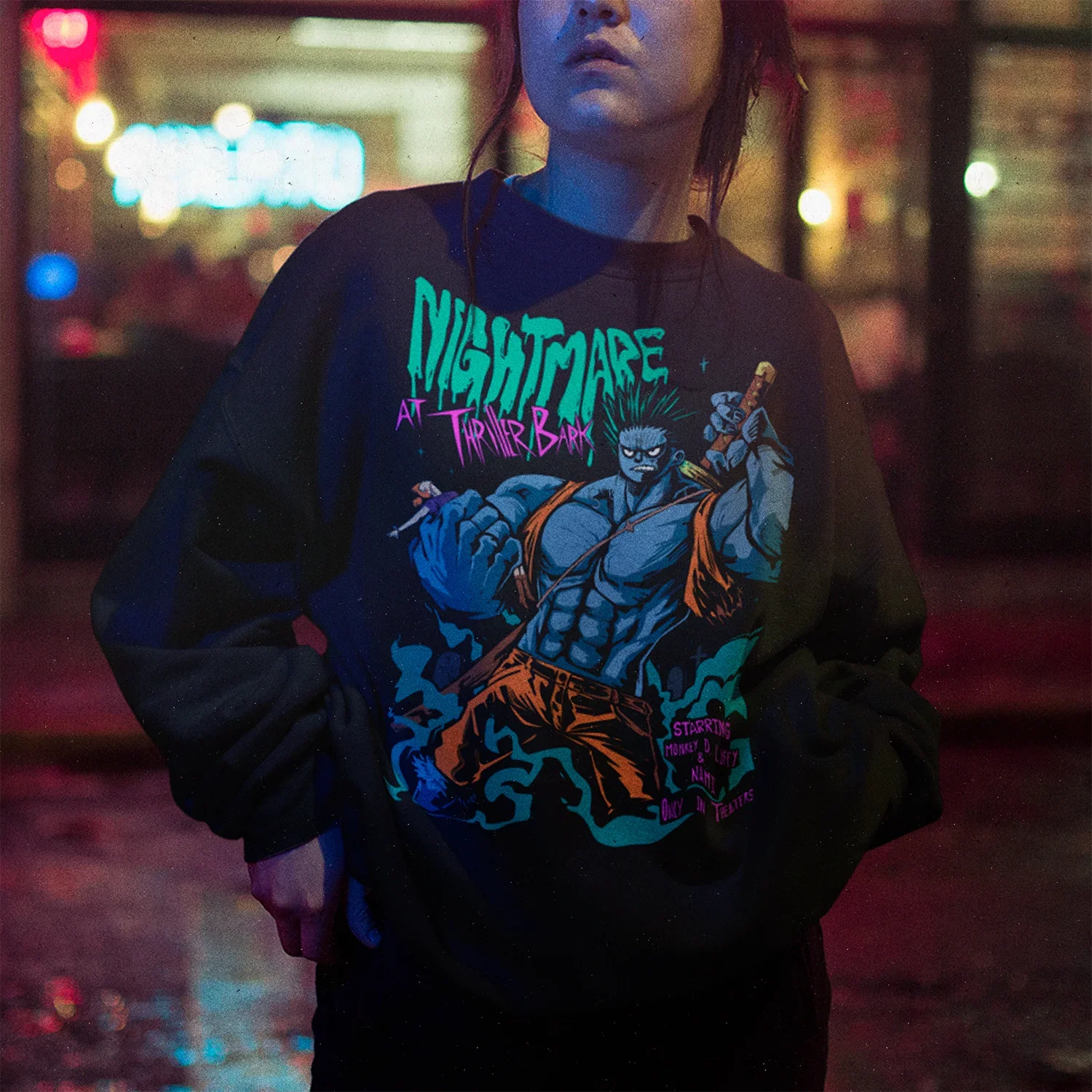 mujer usando poleron tipo polo con diseno de luffy thriller bark