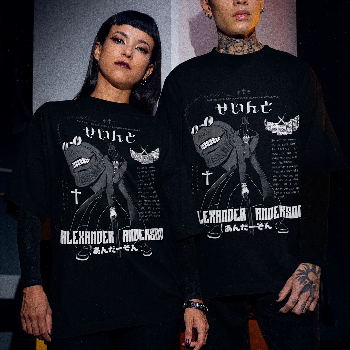 pareja hombre y mujer usando polera negra de alexander anderson