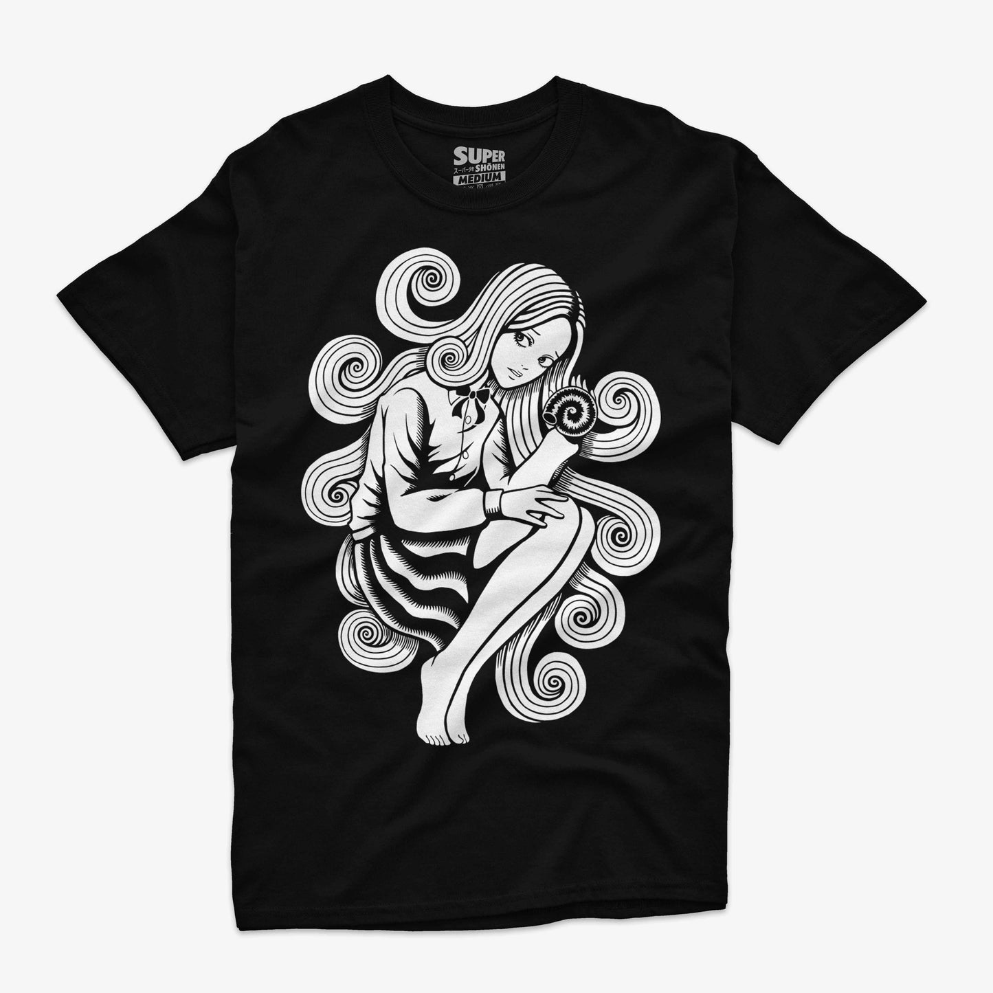 Polera color negro con ilustracion de Kirie Goshima de Uzumaki en blanco y negro