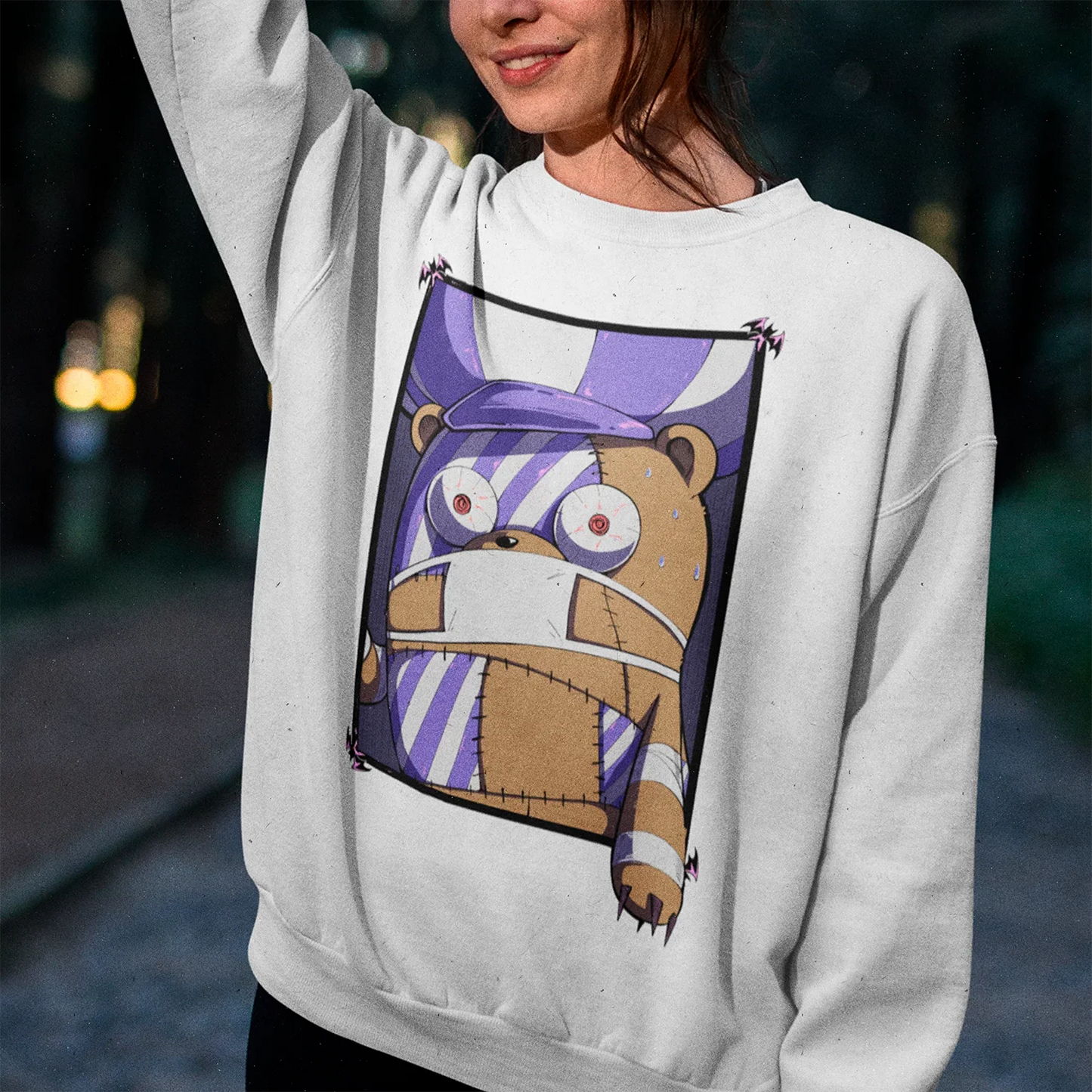 Mujer usando Poleron blanco con ilustracion de Kumachi de One Piece